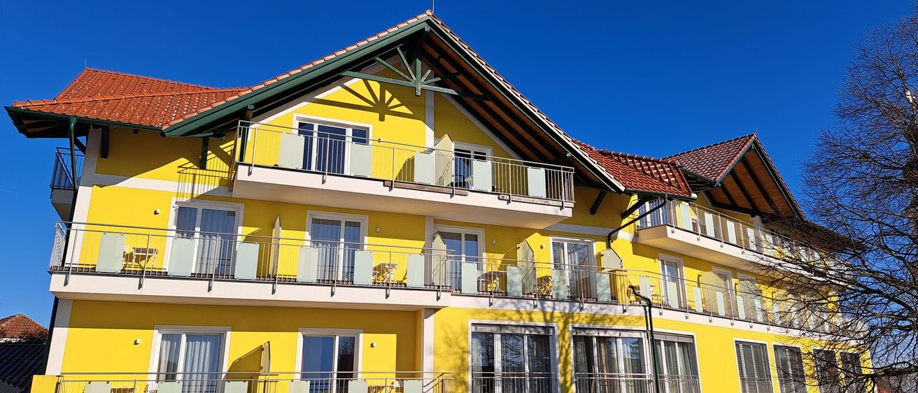 Bild enthält, City, Urban, Car, High Rise, Apartment Building, Housing, Lamp, House