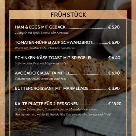 Frühstücksmenü mit Schinken & Eiern, Tomaten-Rührei und Avocado Ciabatta. Preise von 5,90 bis 18,90 Euro. Holzhintergrund mit Croissant und Teller.