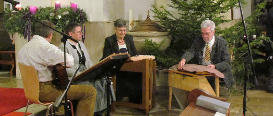 Bild enthält, Microphone, Wood, Plywood, Crowd, Person, Potted Plant, People, Adult, Male, Man