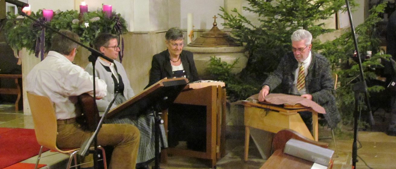 Bild enthält, Microphone, Wood, Plywood, Crowd, Person, Potted Plant, People, Adult, Male, Man