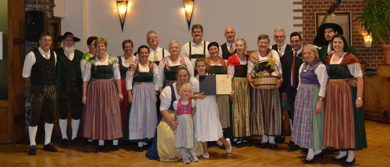 Bild enthält, People, Person, Dress, Formal Wear, Potted Plant, Portrait, Skirt, Adult, Female, Woman