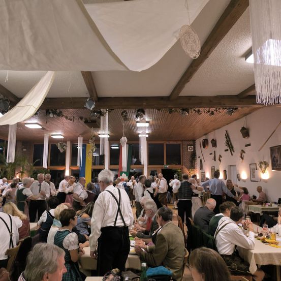 Bild enthält, Indoors, Adult, Male, Man, Person, Fun, Urban, Hall, Restaurant, Banquet