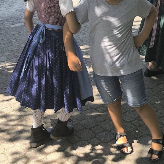 Bild enthält, Skirt, People, Person, Street, Pants, Shoe, Child, Female, Girl, Walking