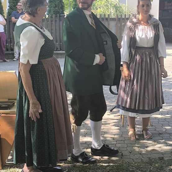 Bild enthält, Lady, Person, Adult, Male, Man, Clothing, Coat, Formal Wear, Tie, Skirt