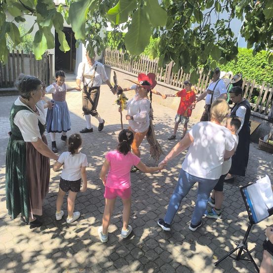 Bild enthält, People, Person, City, Street, Photography, Park, Path, Portrait, Skirt, Walkway