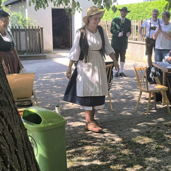 Bild enthält, Lady, Person, Coat, Adult, Male, Man, Female, Woman, Dress, Chair