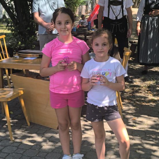 Bild enthält, Shorts, Shoe, Person, Photography, Portrait, Path, Park, T-Shirt, Table, Pants