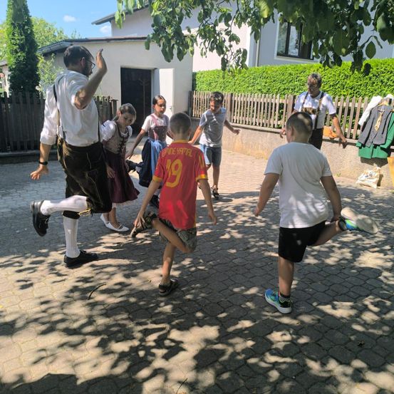 Bild enthält, People, Person, Boy, Child, Male, Shorts, Adult, Man, Shoe, Playing Basketball