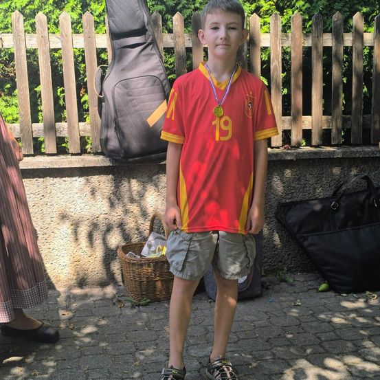 Bild enthält, Shoe, Shorts, Person, Portrait, T-Shirt, Yard, Boy, Child, Male, Potted Plant
