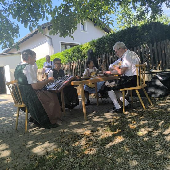 Bild enthält, Villa, Outdoors, Shelter, Adult, Male, Man, Person, People, Restaurant, Nature