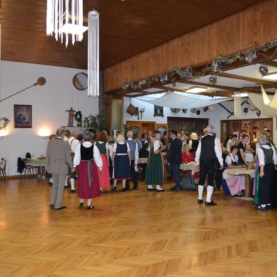 Bild enthält, Floor, Flooring, Wood, Hardwood, Dress, Ballroom, Indoors, People, Person, Chandelier