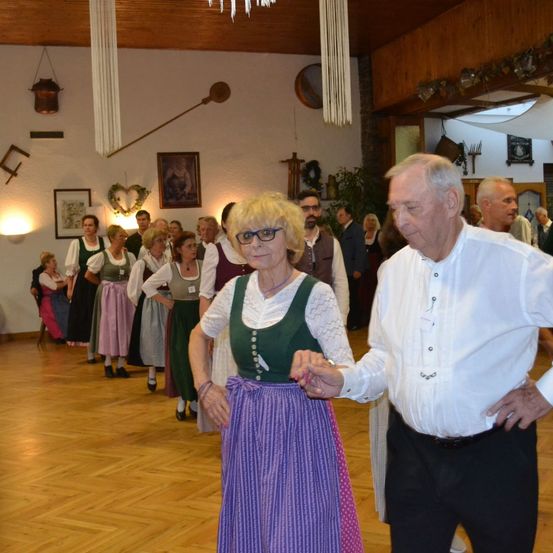 Bild enthält, Wood, Floor, Flooring, Shirt, Hardwood, Dress, Ballroom, Adult, Man, Person