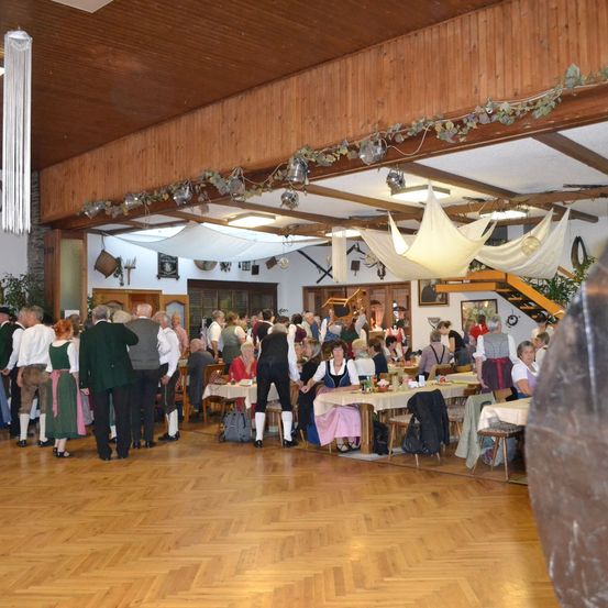 Bild enthält, Floor, Flooring, Wood, Chandelier, Cafeteria, Indoors, Restaurant, Interior Design, Hardwood, Person