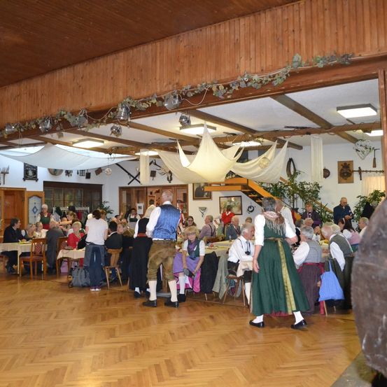 Bild enthält, Floor, Flooring, Wood, Hardwood, Indoors, Interior Design, Dress, Cafeteria, Person, Handbag