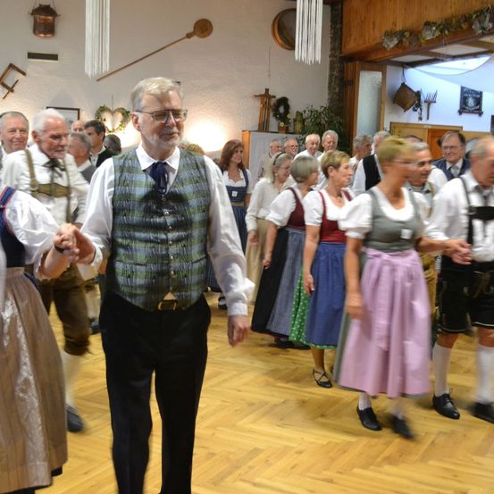 Bild enthält, Shirt, Skirt, Wood, Adult, Male, Man, Person, Shoe, Mace Club, Glasses