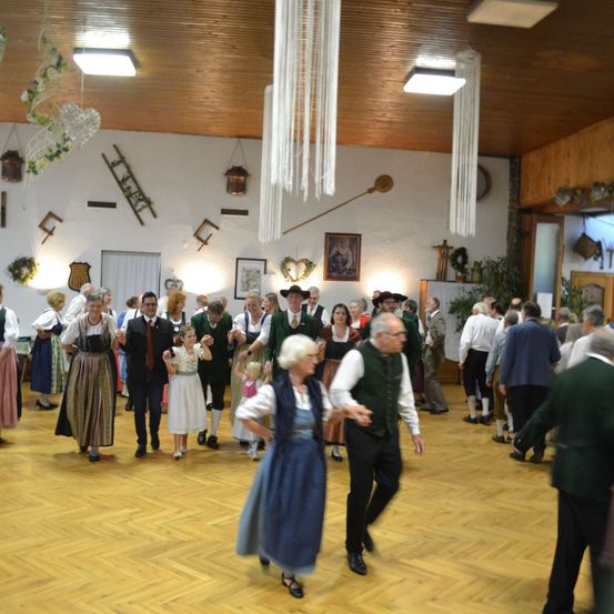 Bild enthält, People, Person, Adult, Male, Man, Female, Woman, Indoors, Dancing, Flooring