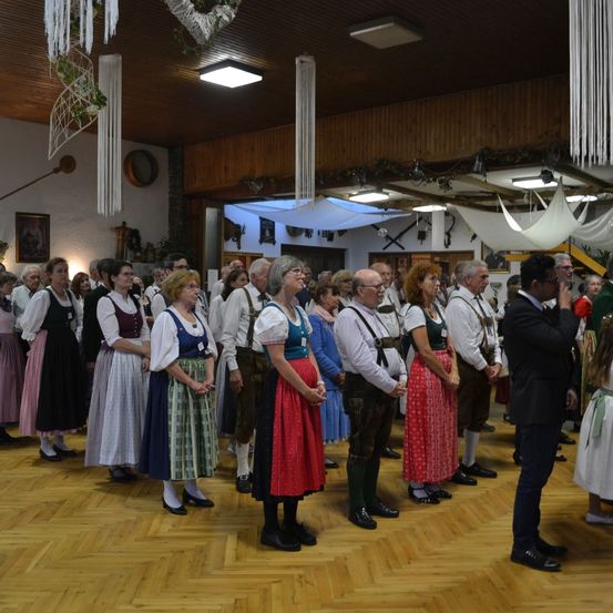 Bild enthält, People, Person, Clothing, Dress, Shoe, Indoors, Formal Wear, Glasses, Flooring, Hat