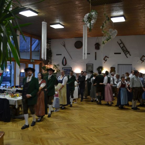 Bild enthält, Floor, Flooring, Wood, Hardwood, Indoors, Restaurant, Cafeteria, Person, Shoe, Flower Arrangement