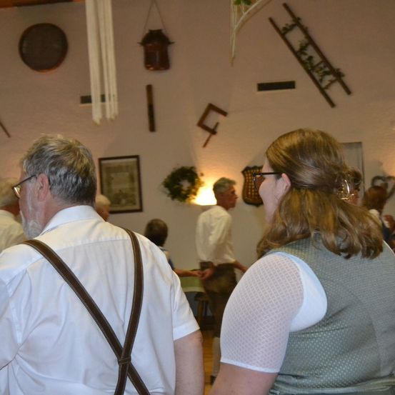 Bild enthält, Shirt, Glasses, Adult, Female, Person, Woman, Male, Man, Restaurant, T-Shirt