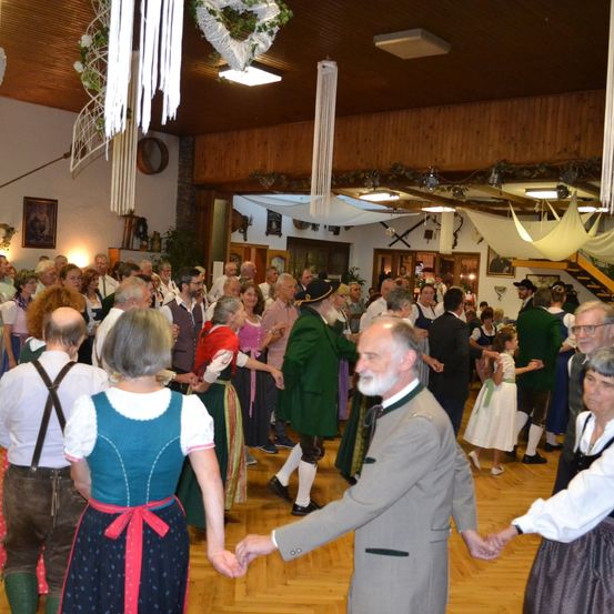 Bild enthält, Dress, Adult, Male, Man, Person, Child, Female, Girl, Ballroom, People
