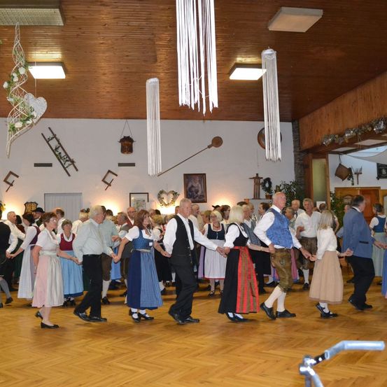 Bild enthält, People, Person, Adult, Male, Man, Flooring, Indoors, Wood, Dress, Shoe