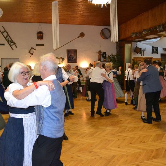 Bild enthält, People, Person, Dancing, Shoe, Glasses, Adult, Male, Man, Bride, Woman