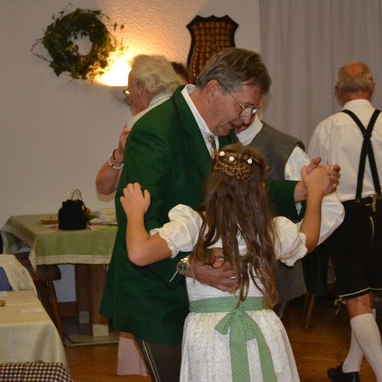 Bild enthält, Shirt, Dining Table, Table, Dining Room, Formal Wear, Suit, Dress, Handbag, Child, Person