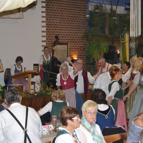 Bild enthält, Adult, Female, Person, Woman, Cafeteria, Restaurant, Speaker, People, Male, Man