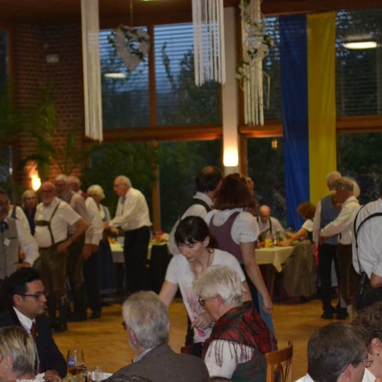 Bild enthält, Reception Room, Shirt, Adult, Female, Person, Woman, Restaurant, Male, Man, Formal Wear