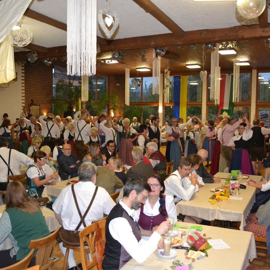 Bild enthält, Indoors, Restaurant, Dining Table, Adult, Female, Person, Woman, Male, Man, Dining Room
