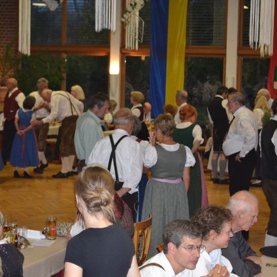 Bild enthält, Indoors, Restaurant, Cafeteria, Person, Adult, Female, Woman, Formal Wear, Male, Man