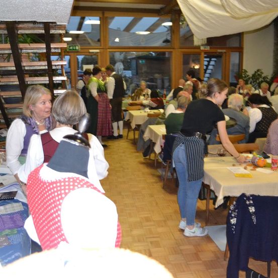 Bild enthält, Indoors, Restaurant, Cafeteria, Dining Table, Table, Dining Room, Meal, Person, Pants, Woman