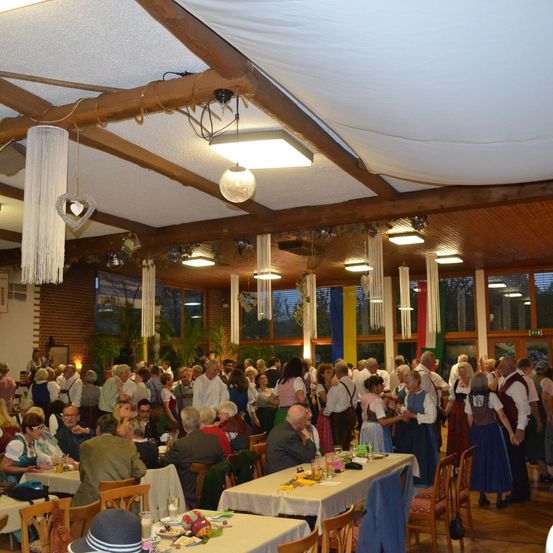 Bild enthält, Indoors, Restaurant, Reception Room, Dining Table, Dining Room, Cafeteria, Adult, Male, Man, Person
