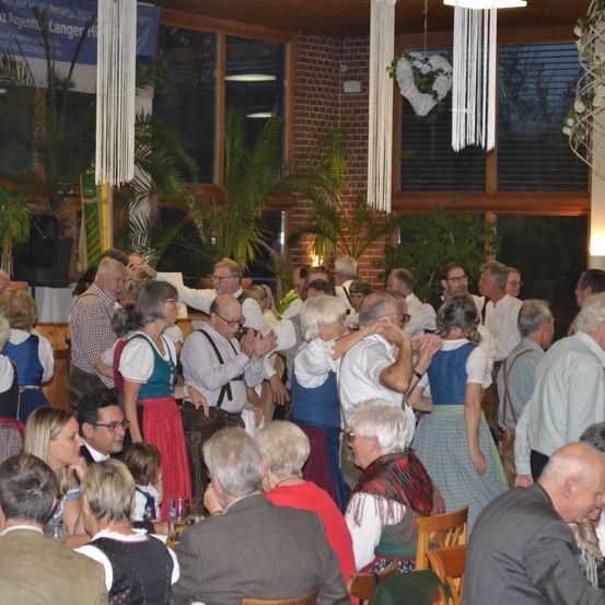 Bild enthält, Cafeteria, Restaurant, People, Person, Adult, Male, Man, Bride, Female, Woman