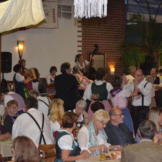 Bild enthält, Restaurant, Cafeteria, Lamp, People, Person, Speaker, Adult, Male, Man, Glasses