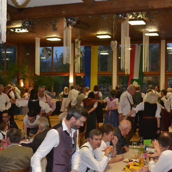 Bild enthält, Indoors, Restaurant, Dining Room, Dining Table, Cafeteria, Adult, Female, Person, Woman, Food Court