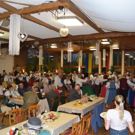 Bild enthält, Indoors, Dining Table, Table, Adult, Female, Person, Woman, Restaurant, Dining Room, Fun