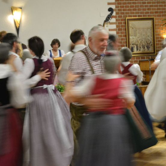 Bild enthält, Adult, Male, Man, Person, Dancing, Dress, Shirt, Bride, Female, Woman