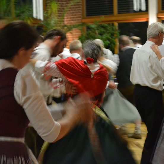Bild enthält, Dancing, Person, Dance Pose, Adult, Female, Woman, Male, Man, People, Bride