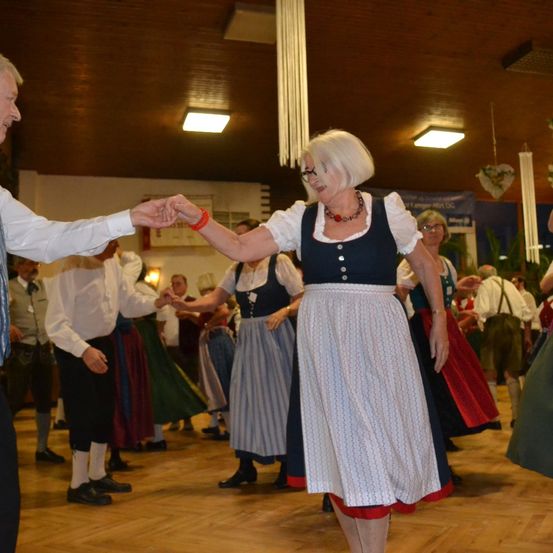 Bild enthält, Adult, Female, Person, Woman, People, Male, Man, Necklace, Shoe, Dancing