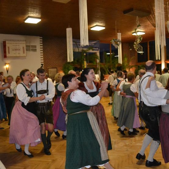 Bild enthält, People, Person, Dancing, Speaker, Adult, Female, Woman, Male, Man, Shoe