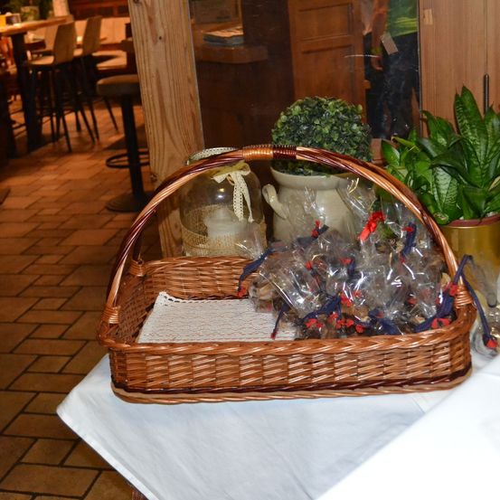 Bild enthält, Plant, Fun, Wood, Floor, Flooring, Potted Plant, Basket, Hardwood, Leisure Activities, Picnic