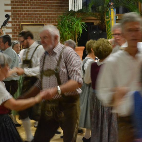 Bild enthält, Adult, Female, Person, Woman, Male, Man, Dancing, People, Shirt, Wristwatch
