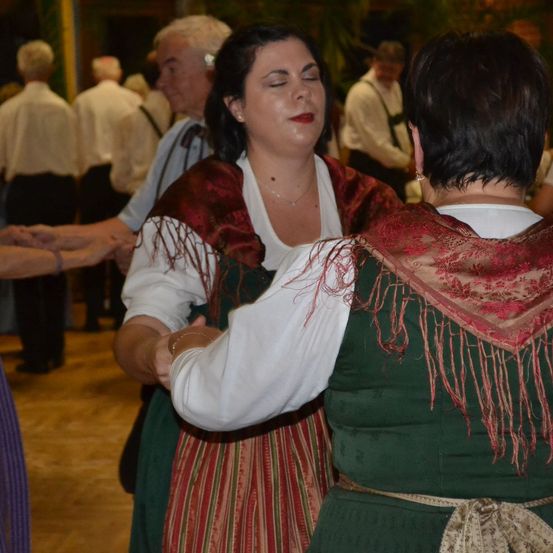 Bild enthält, Dancing, Person, Adult, Female, Woman, Necklace, Dress, Child, Girl, People
