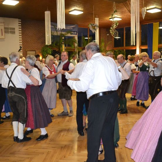 Bild enthält, People, Person, Adult, Male, Man, Dancing, Shoe, Belt, Glasses, Wristwatch
