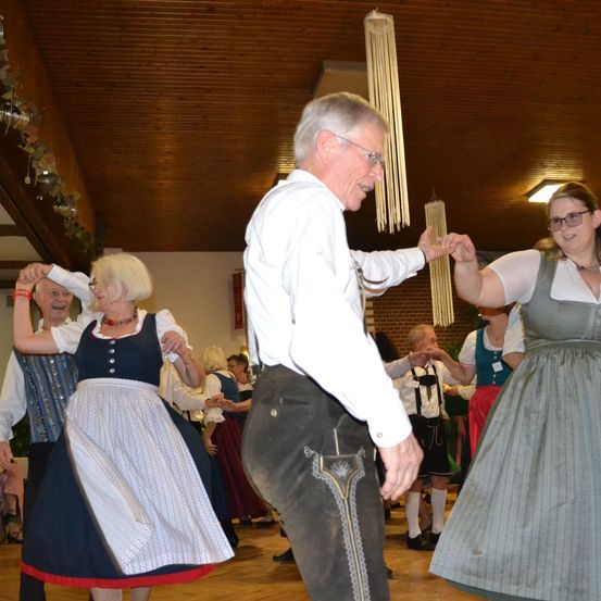 Bild enthält, Dress, Wood, Formal Wear, Adult, Male, Man, Person, Dancing, Female, Woman