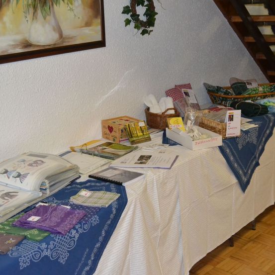 Bild enthält, Wood, Floor, Flooring, Indoors, Interior Design, Housing, Box, Furniture, Living Room, Dining Table