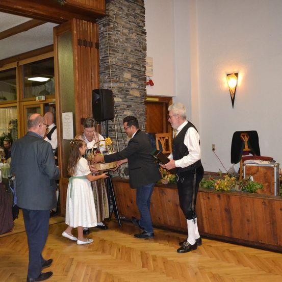 Bild enthält, Potted Plant, Wood, Floor, Flooring, Cafeteria, Restaurant, Formal Wear, Suit, Plywood, Hardwood
