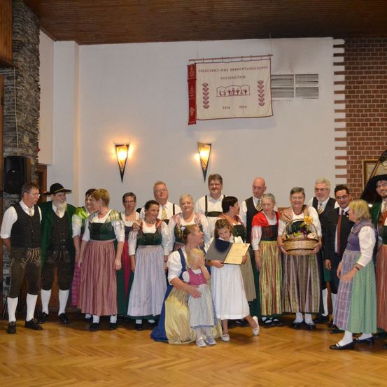 Bild enthält, Dress, Formal Wear, Floor, Flooring, Wood, Hardwood, People, Person, Gown, Skirt
