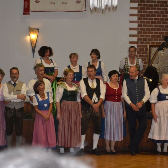Bild enthält, Skirt, Costume, Person, People, Shoe, Adult, Male, Man, Female, Woman
